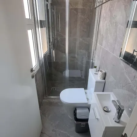 Kato One Bedroom 300m To The Apartamento